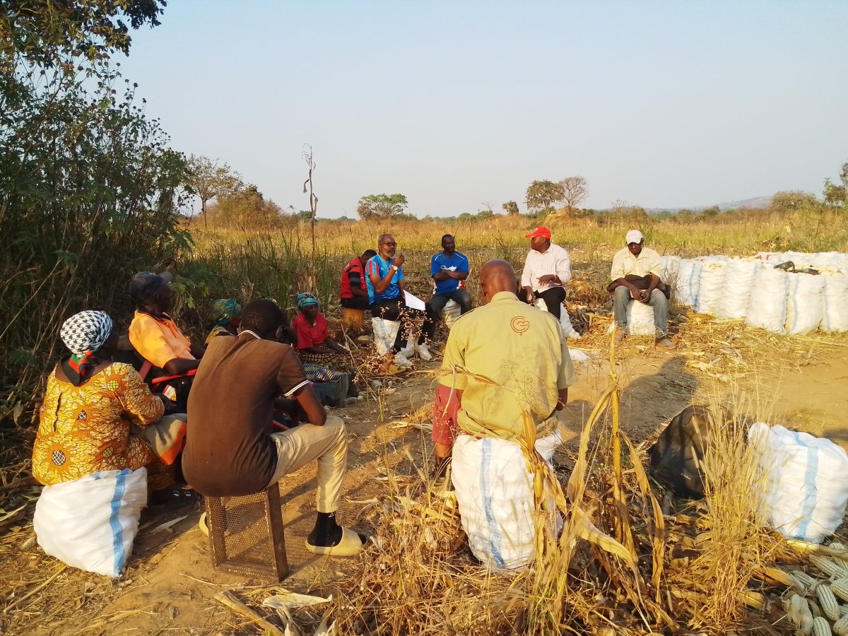 Les membres de l'association Umoja en réunion dans la ferme